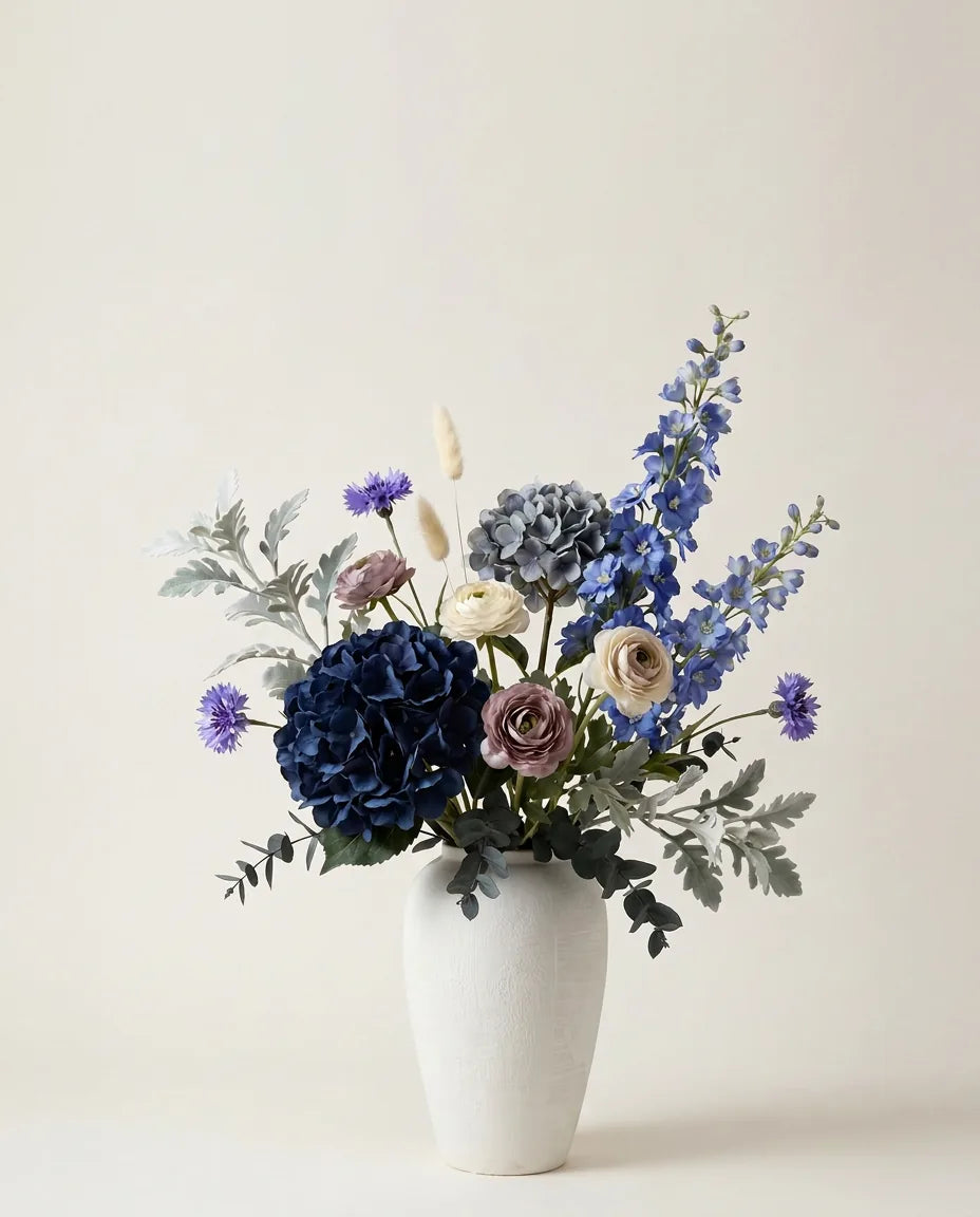 Bouquet artificiel d'hortensias, scabiosa et renoncules bleu et violet dans un vase en céramique