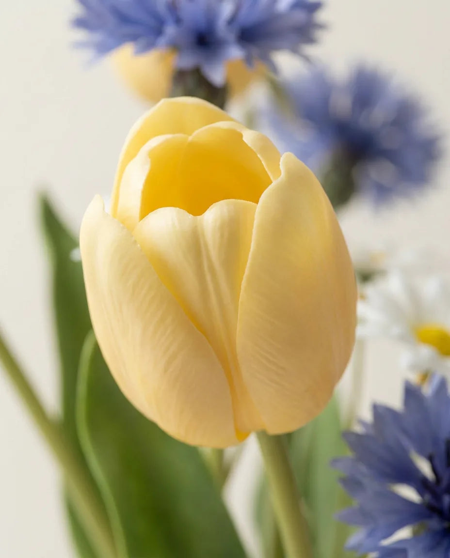 Gros plan sur les tulipes artificielles du bouquet Guinguette