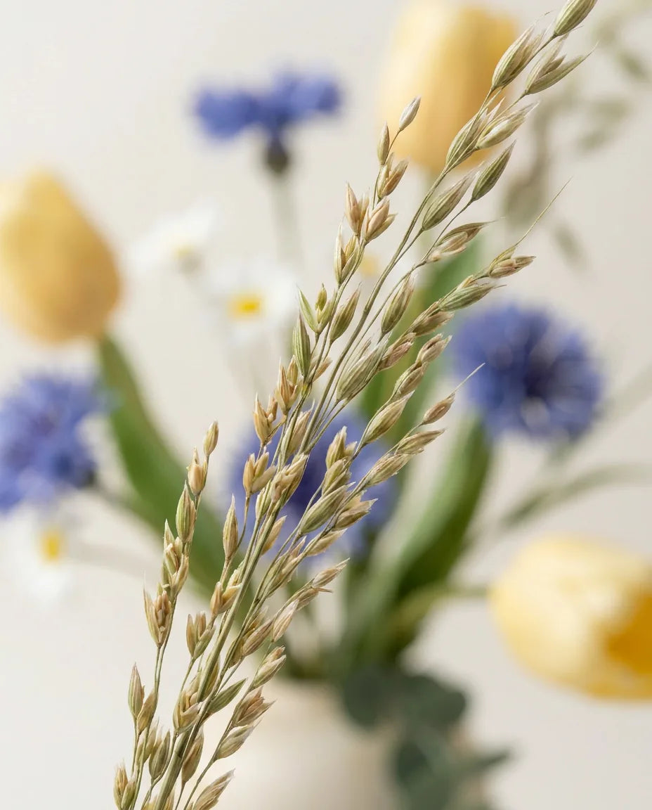 Gros plan sur les épis d'avoine artificielle du bouquet Guinguette