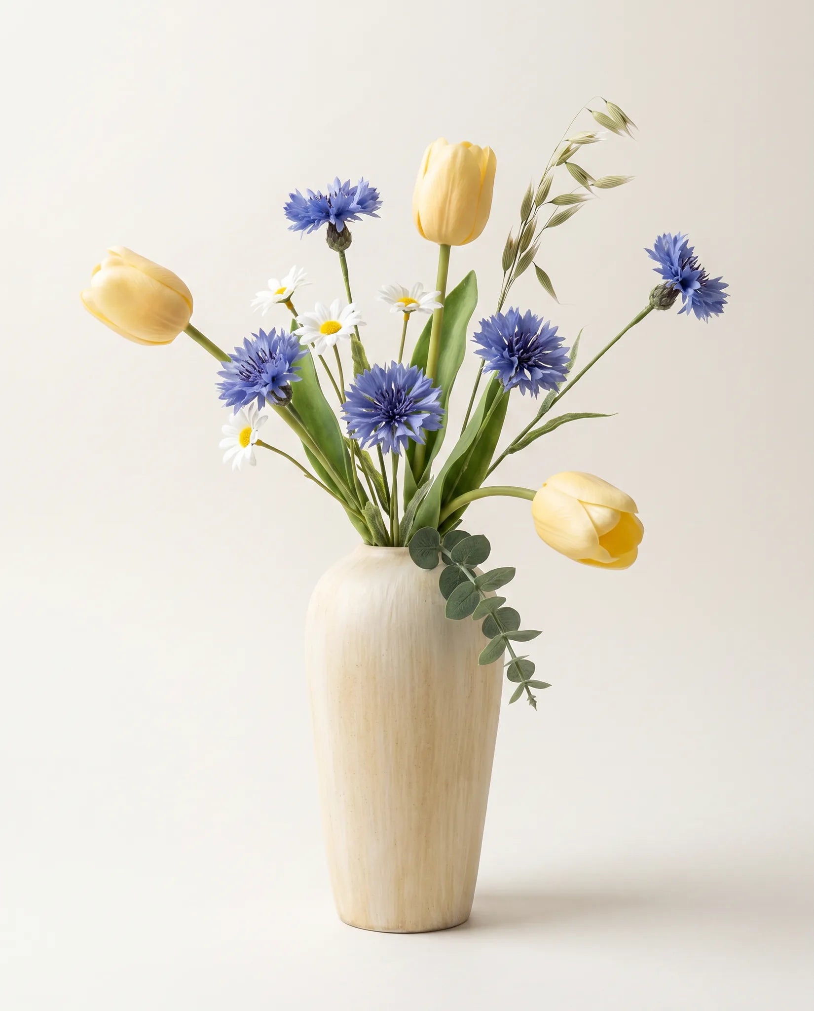 Bouquet artificiel de tulipes et marguerites jaune et bleu en gros plan