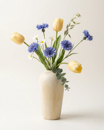 Bouquet artificiel de tulipes et marguerites jaune et bleu en gros plan
