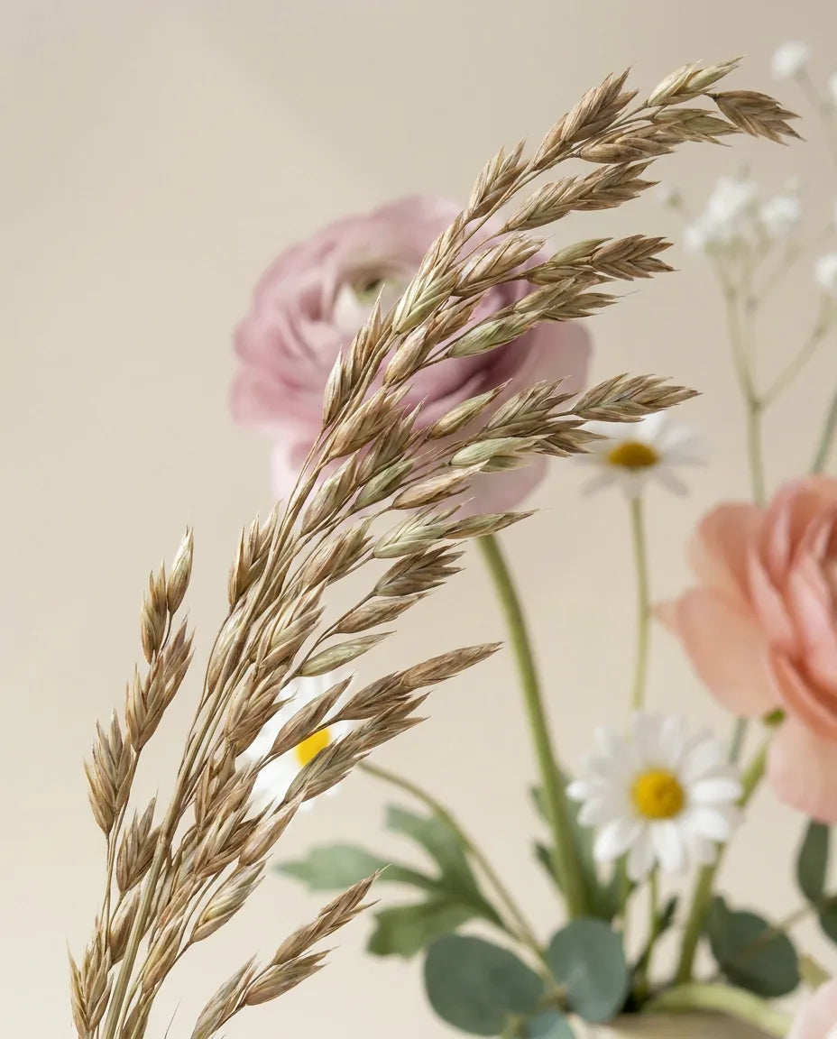 Gros plan sur les épis d'avoine artificielle du bouquet Petit Jardin
