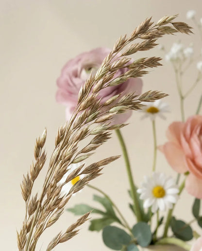 Gros plan sur les épis d'avoine artificielle du bouquet Petit Jardin