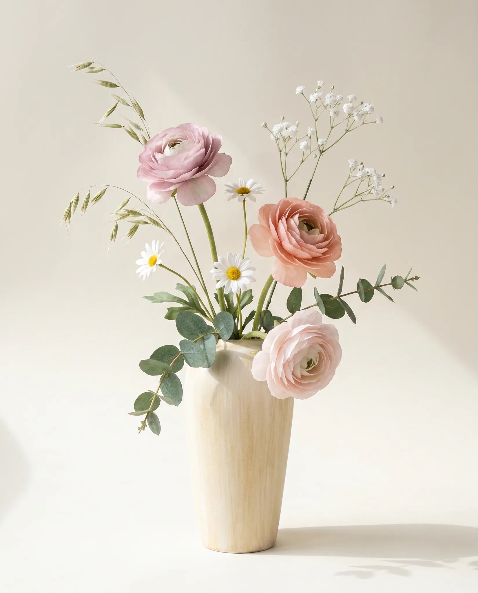 Bouquet artificiel de renoncules, marguerites et gypsophile rose et blanc en gros plan