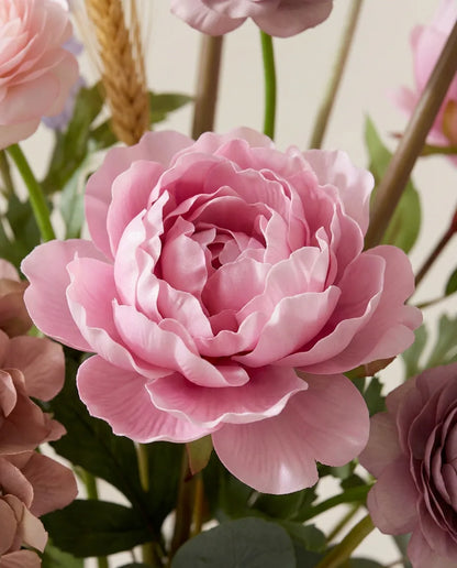 Gros plan sur les pivoines artificielles du bouquet Fête des Fleurs XL