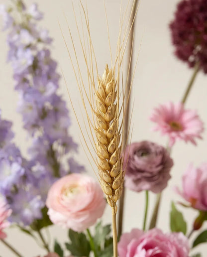 Gros plan sur les épis de blé artificiel du bouquet Fête des Fleurs XL