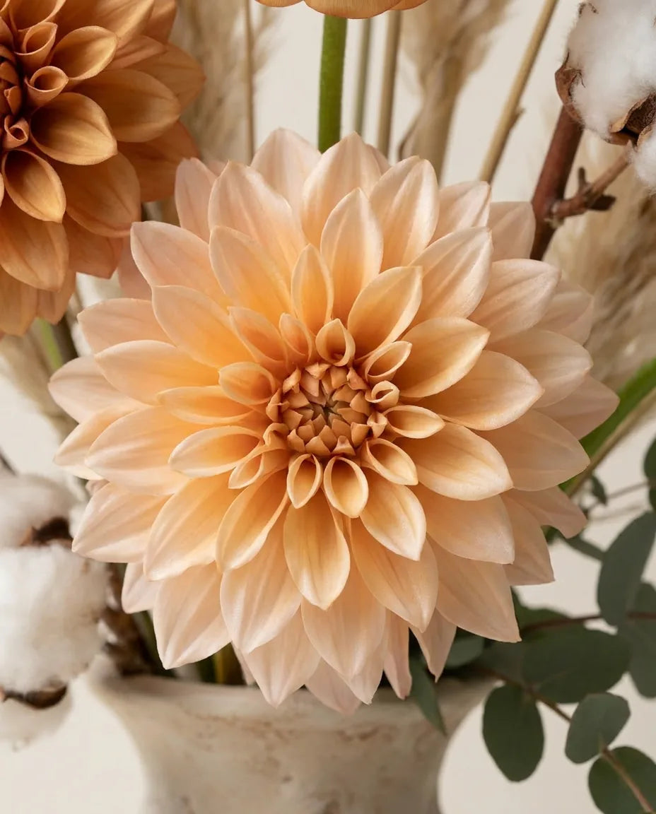 Gros plan sur les dahlias artificiels du bouquet Terre de Sienne