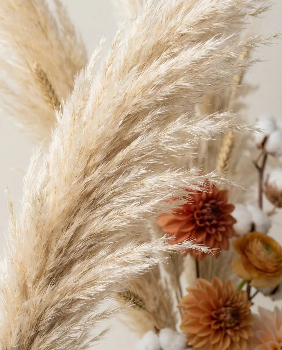 Gros plan sur les plumes de pampa artificielle du bouquet Terre de Sienne