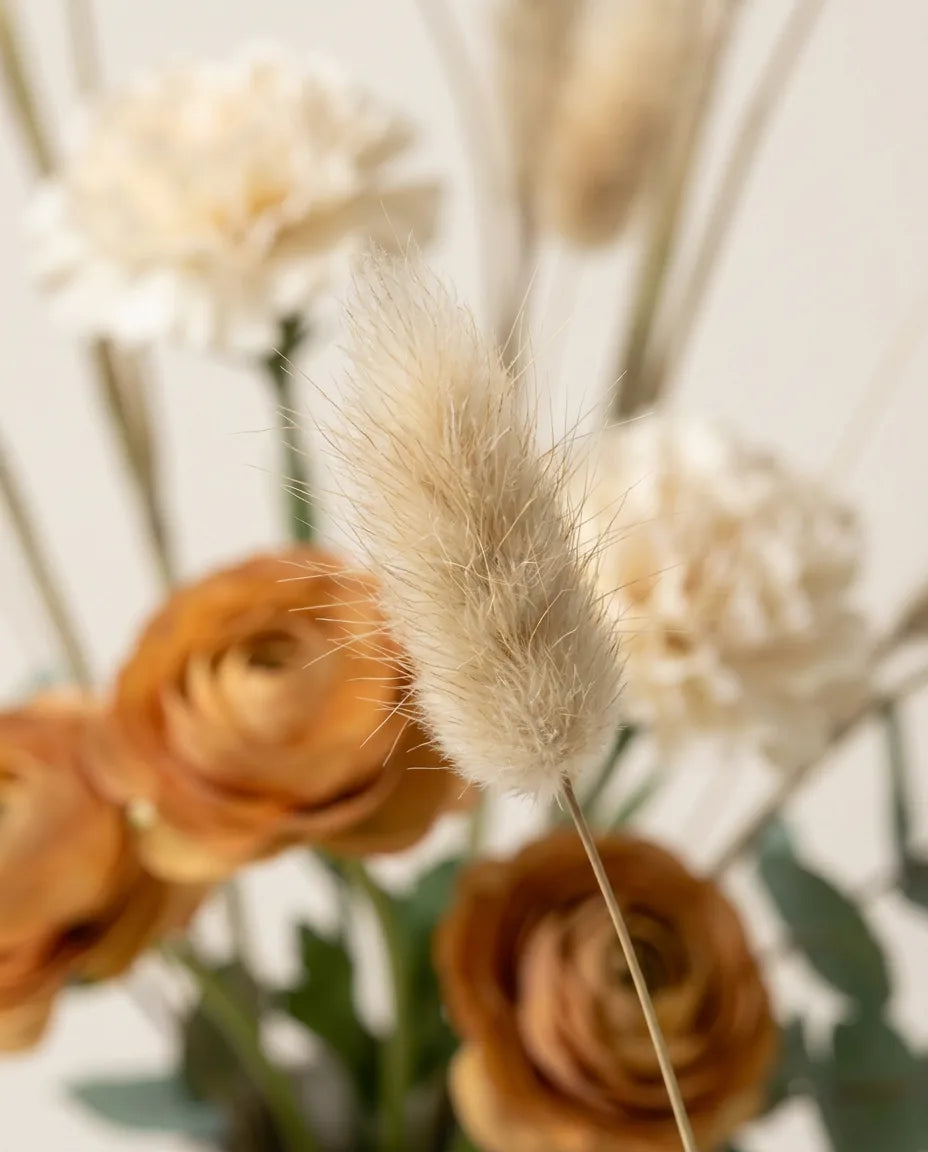 Gros plan sur les lagurus artificiels du bouquet Désert Doux