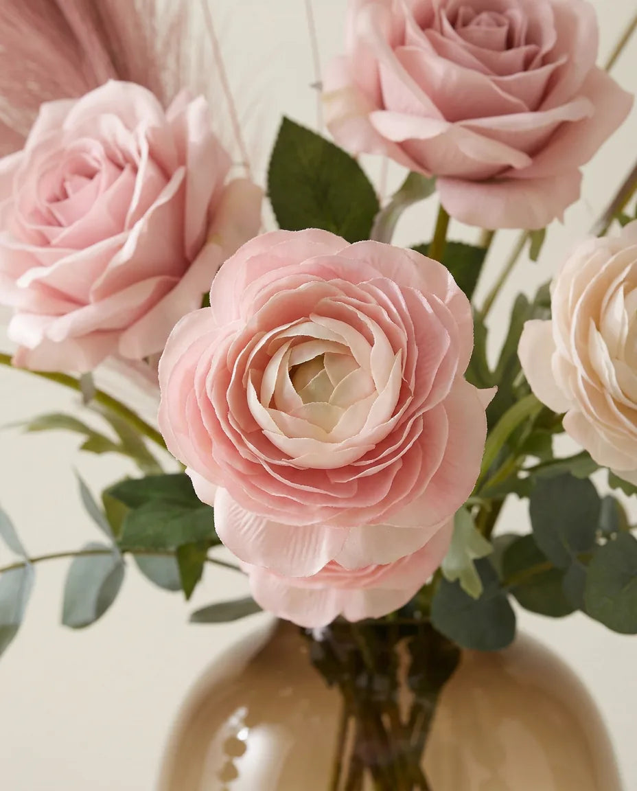 Gros plan sur les renoncules artificielles du bouquet Boho Blush