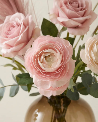 Gros plan sur les renoncules artificielles du bouquet Boho Blush