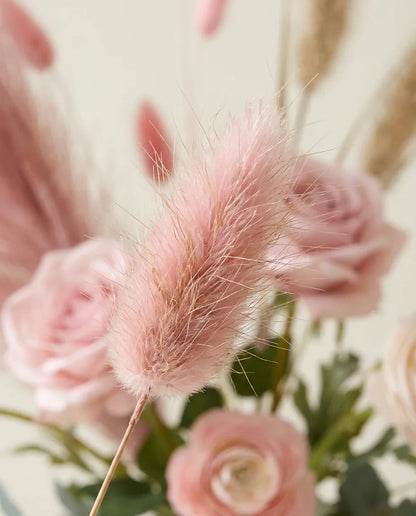 Gros plan sur les lagurus artificiels du bouquet Boho Blush