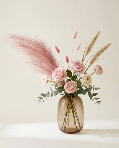 Bouquet artificiel de roses et herbe de la pampa rose et beige en gros plan