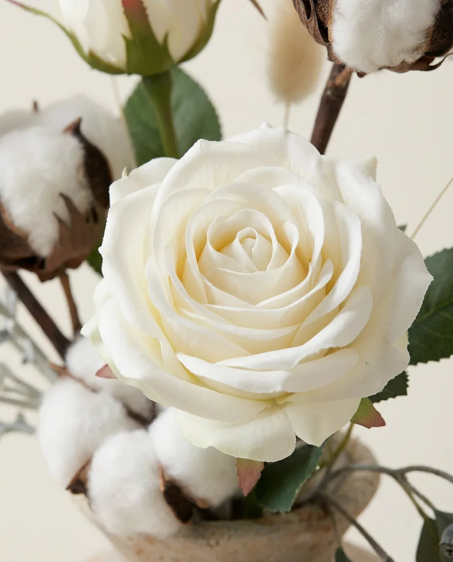 Gros plan sur les roses artificielles du bouquet Coton Doux