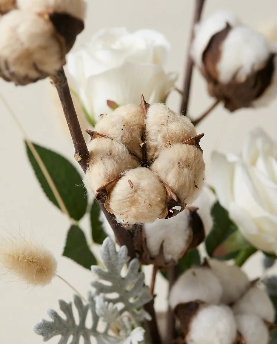 Gros plan sur le coton artificiel du bouquet Coton Doux