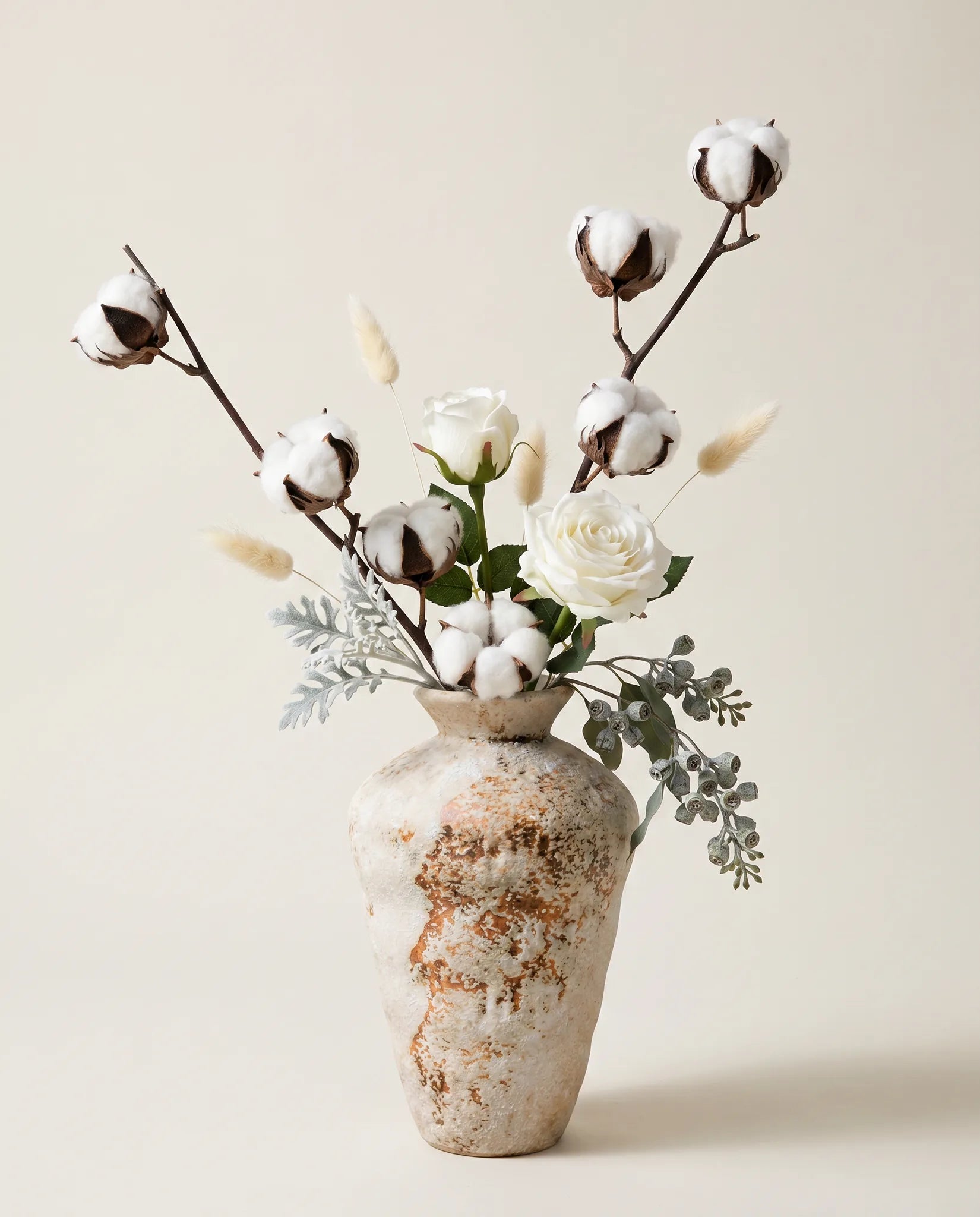Bouquet artificiel de roses, coton et lagurus blanc et beige en gros plan