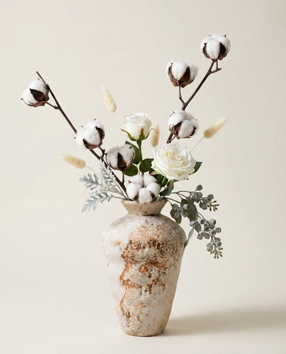 Bouquet artificiel de roses, coton et lagurus blanc et beige en gros plan