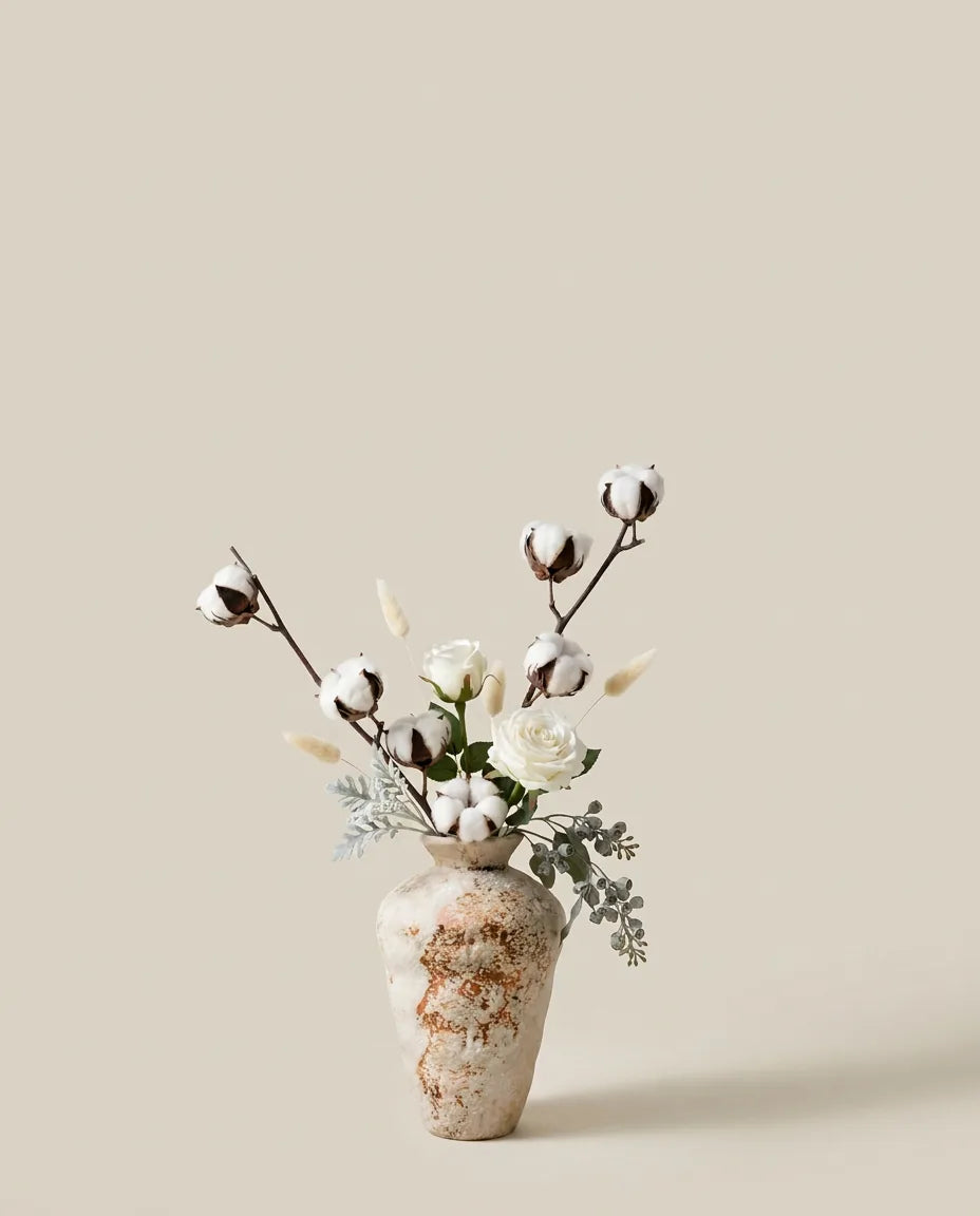Bouquet artificiel de roses, coton et lagurus blanc et beige dans un vase en céramique