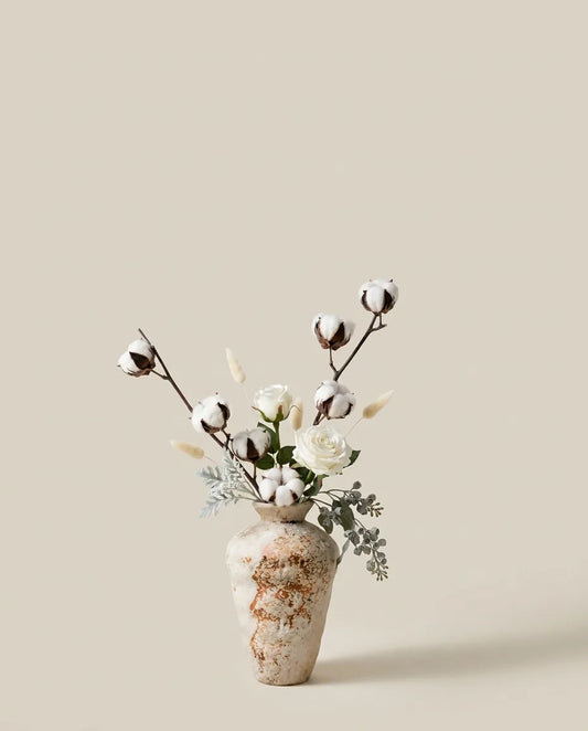Bouquet artificiel de roses, coton et lagurus blanc et beige dans un vase en céramique