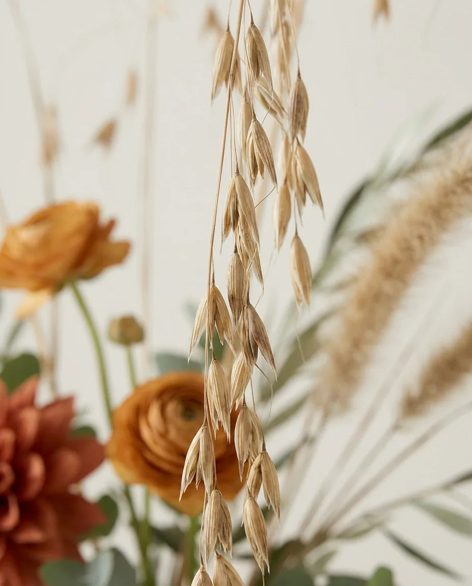 Gros plan sur l'avoine artificielle du bouquet Savane, texture real-touch
