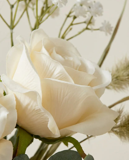 Gros plan sur les roses artificielles du bouquet Boho Blanc