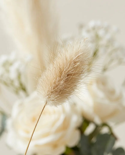 Gros plan sur les lagurus artificiels du bouquet Boho Blanc