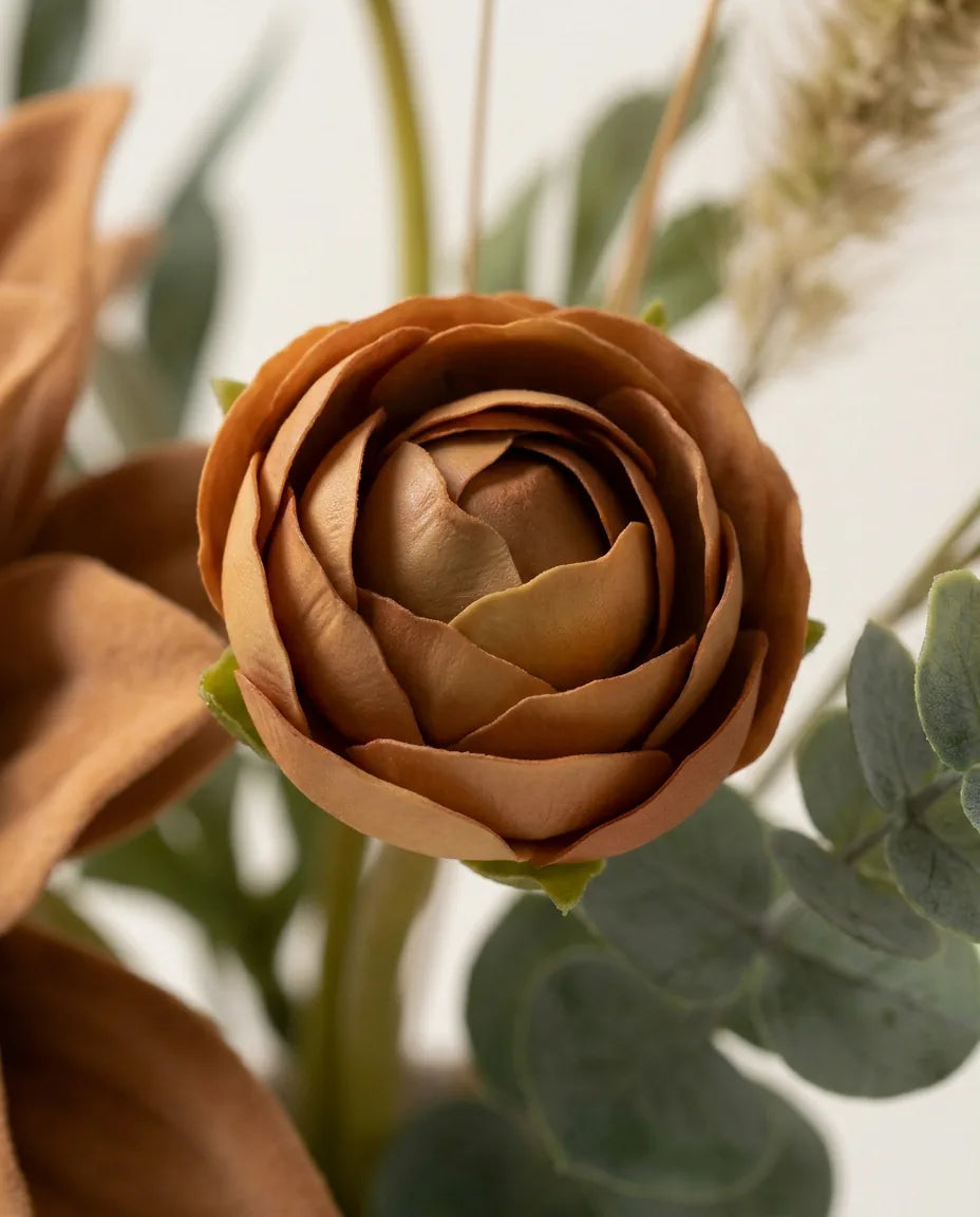 Gros plan sur les renoncules artificielles du bouquet Terracotta Mini