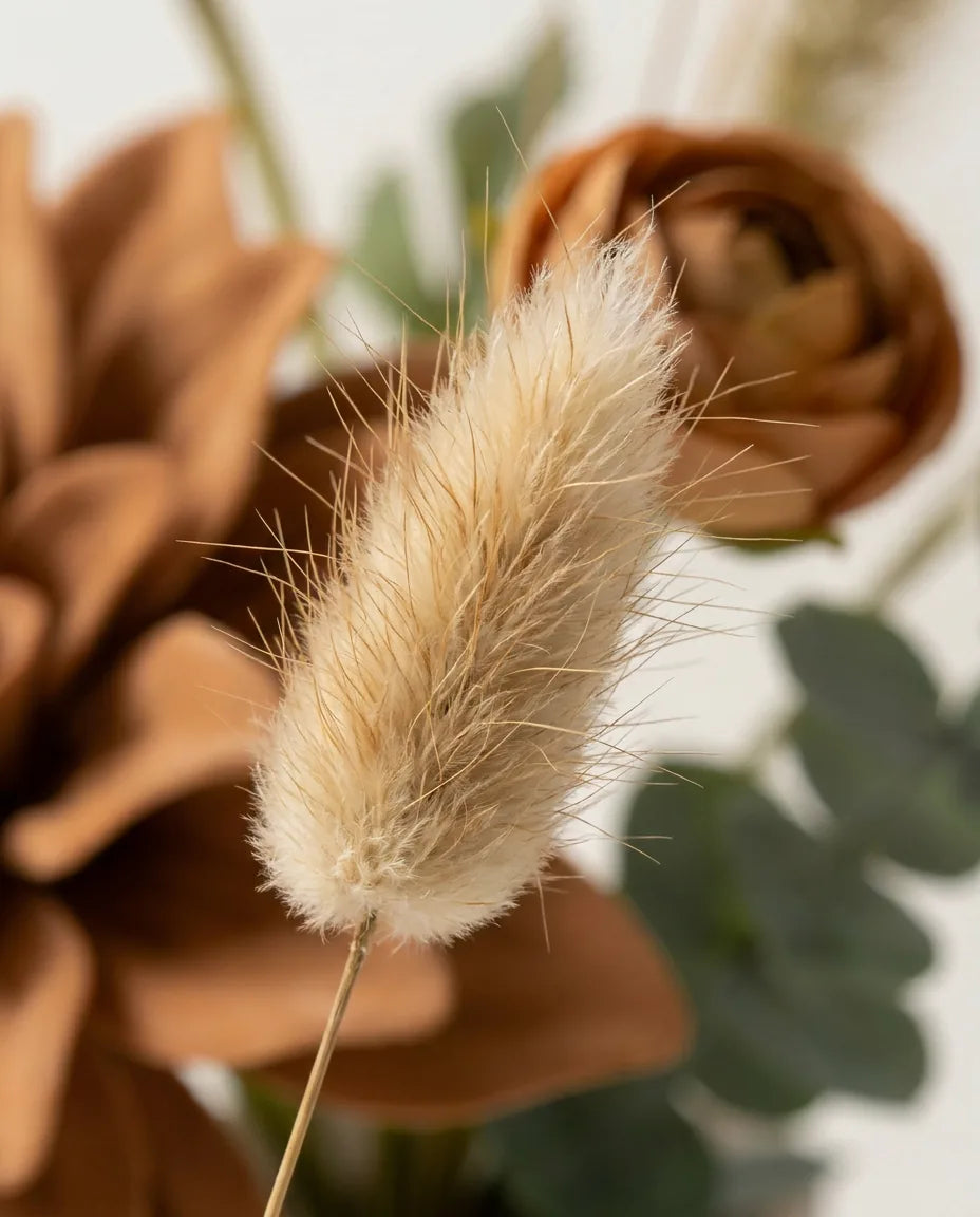 Gros plan sur les lagurus artificiels du bouquet Terracotta Mini