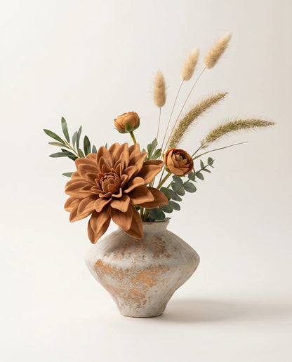Bouquet artificiel de dahlias, renoncules et lagurus orange et beige en gros plan