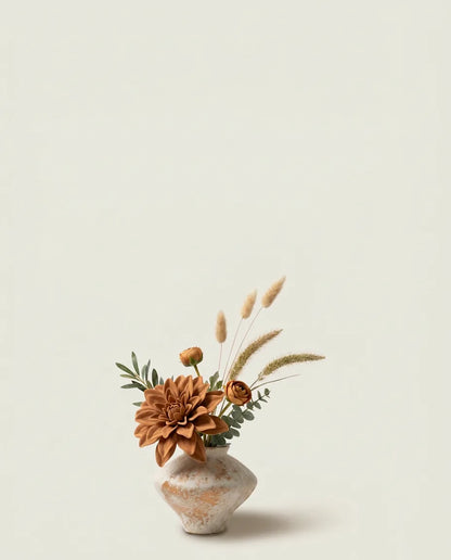 Bouquet artificiel de dahlias, renoncules et lagurus orange et beige dans un vase en céramique