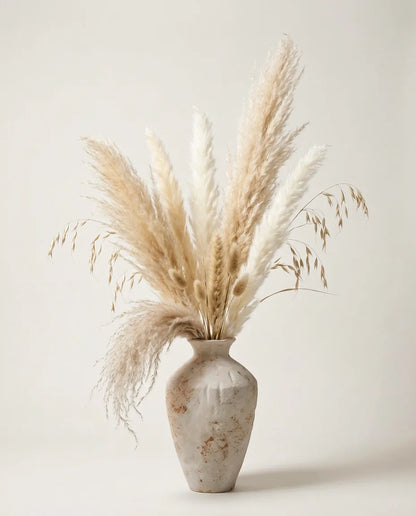 Bouquet de graminées artificielles beige et rose dans un vase en céramique