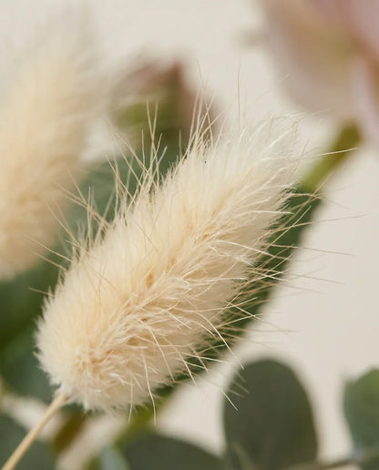 Gros plan sur les lagurus artificiels du bouquet Premier Amour