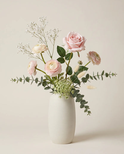 Bouquet artificiel de roses, renoncules et lagurus rose et blanc en gros plan