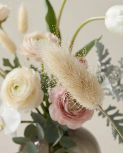 Gros plan sur les lagurus artificiels du bouquet Poudre de Soie