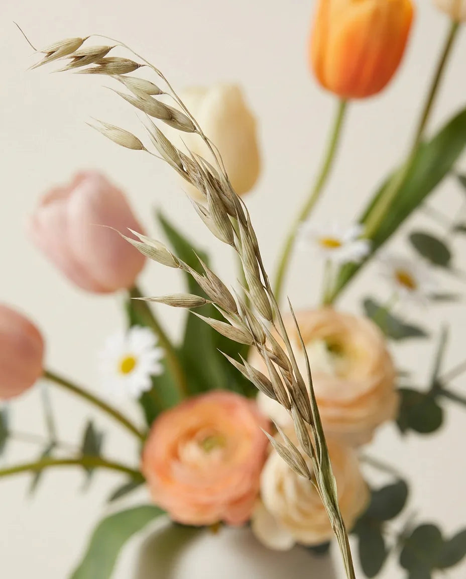 Gros plan sur l'avoine artificielle du bouquet Aurore, texture real-touch
