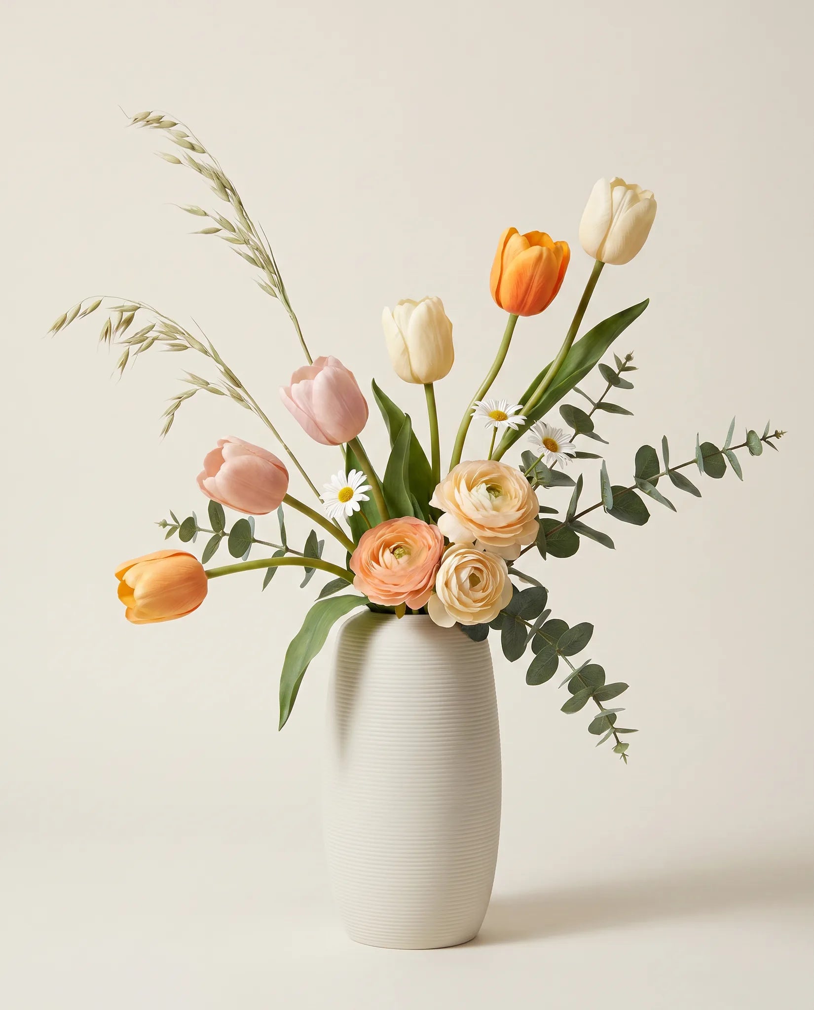 Bouquet artificiel de tulipes, renoncules et marguerites orange et rose en gros plan