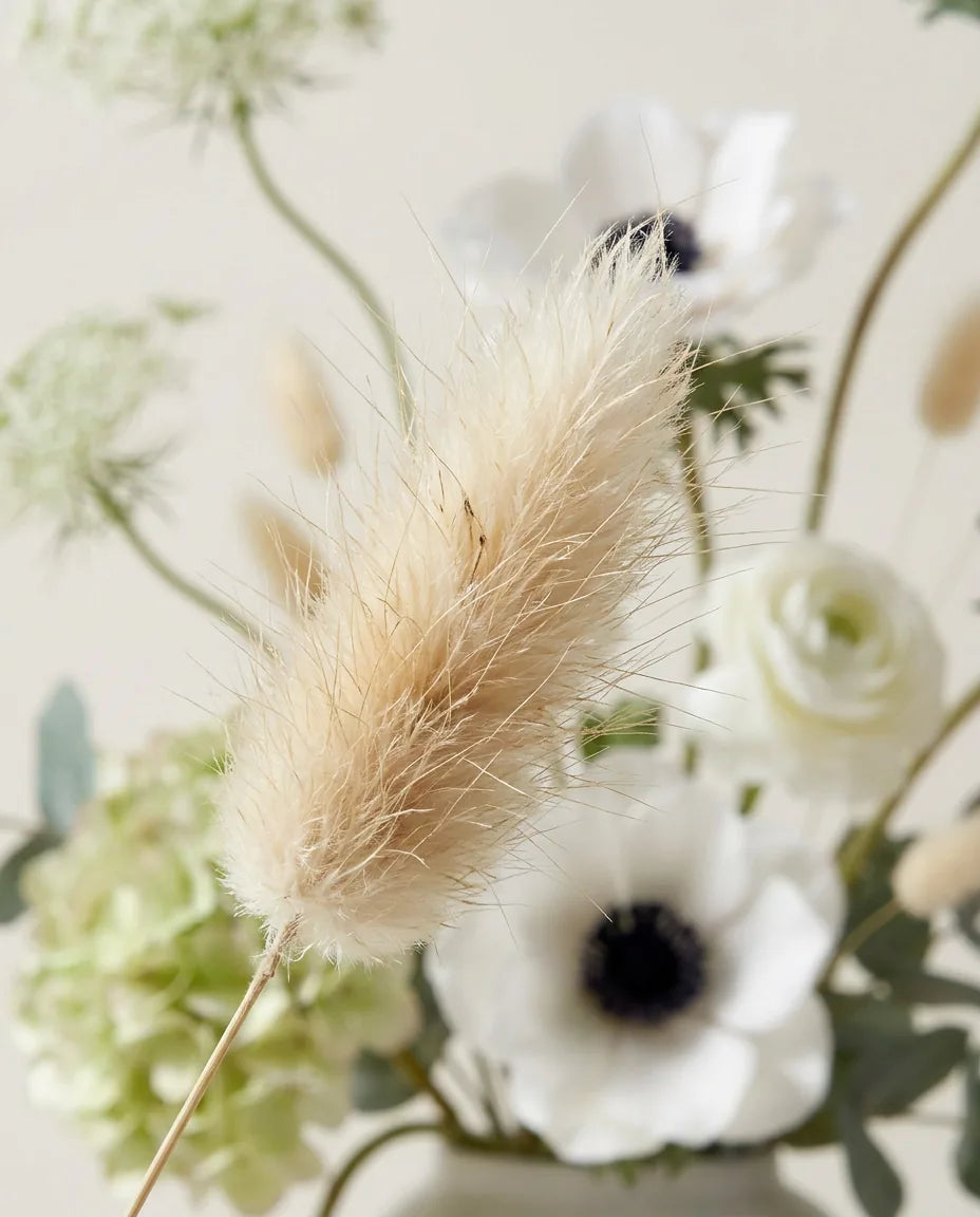 Gros plan sur les lagurus artificiels du bouquet Valse Blanche