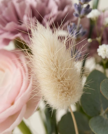 Gros plan sur les lagurus artificiels du bouquet Romance Mauve