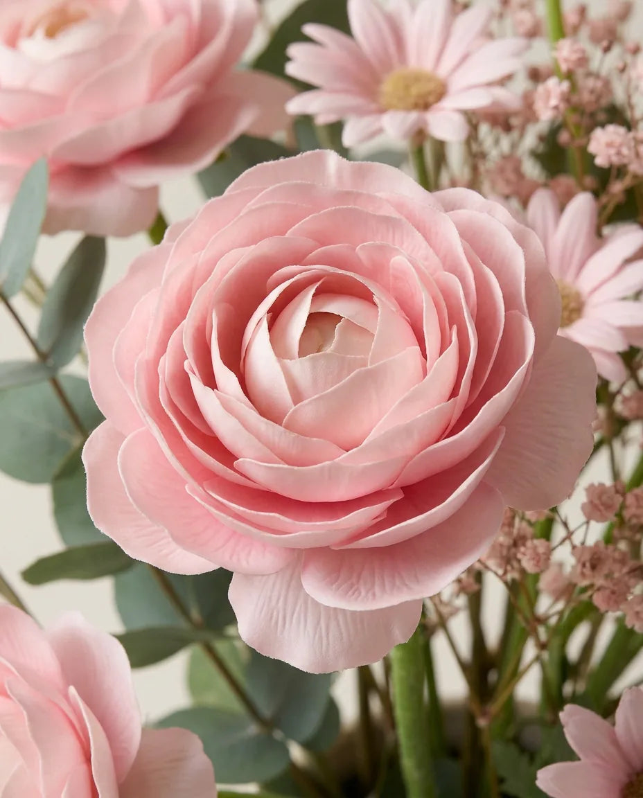 Gros plan sur les renoncules artificielles du bouquet Douceur du Matin