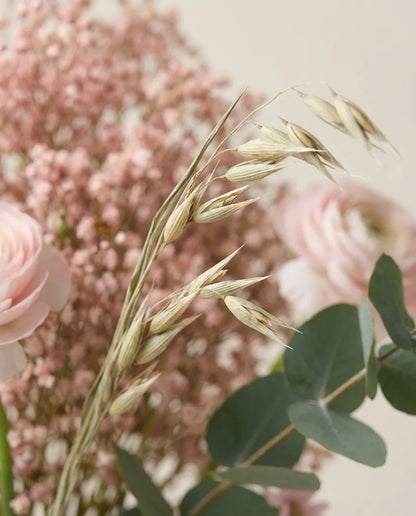 Gros plan sur l'avoine artificielle du bouquet Douceur du Matin