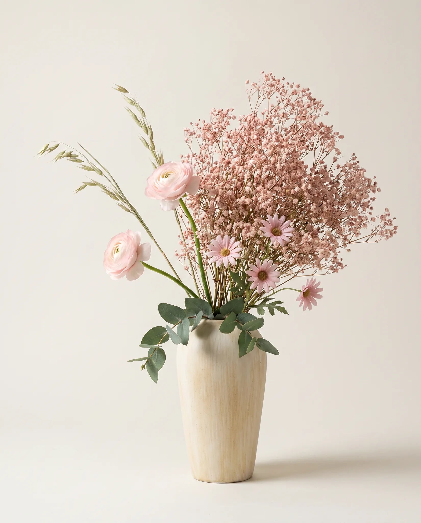 Bouquet artificiel de marguerites, renoncules et gypsophile rose et blanc en gros plan
