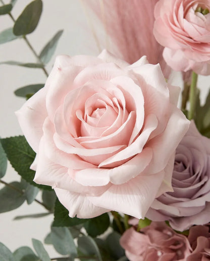 Gros plan sur les roses artificielles du bouquet Grand Amour XL