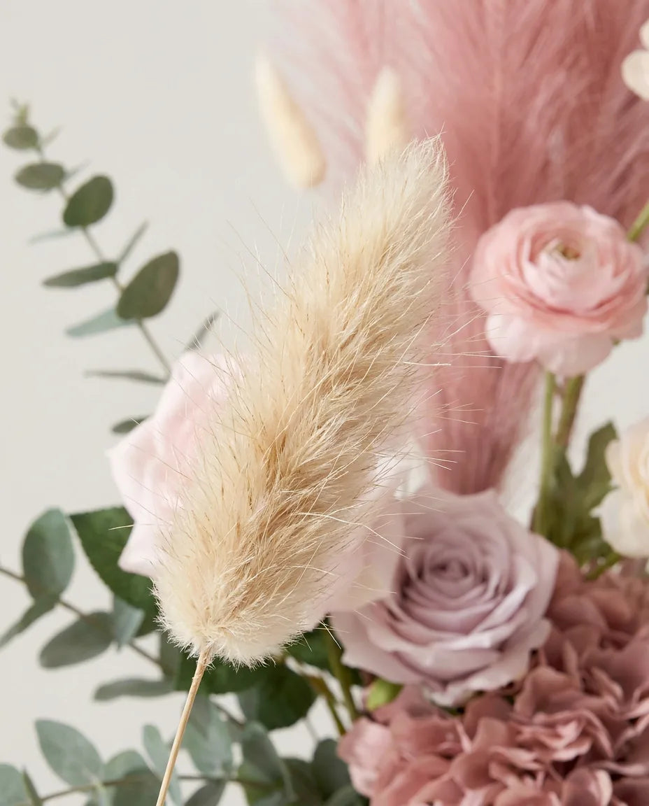Gros plan sur les lagurus artificiels du bouquet Grand Amour XL