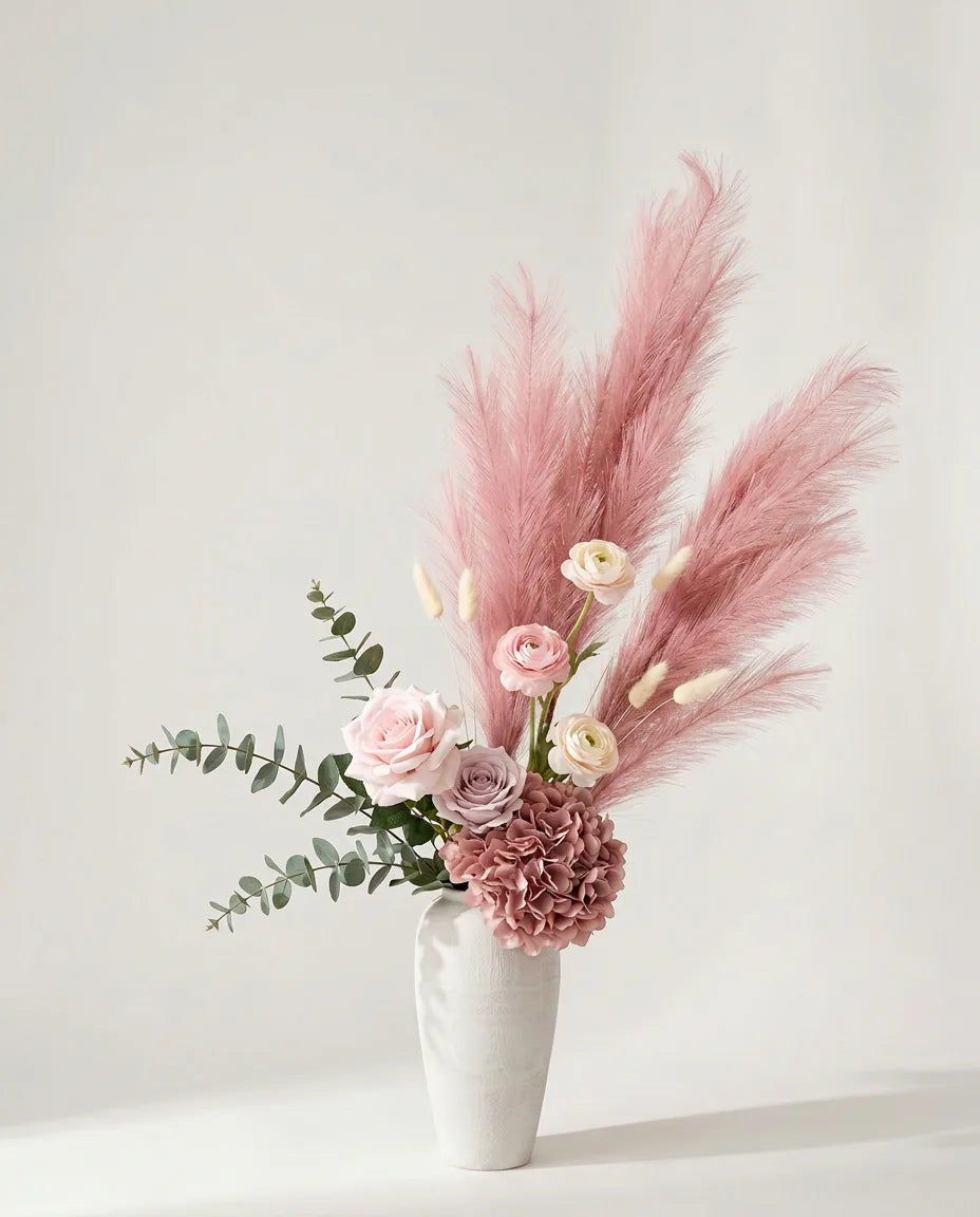 Bouquet artificiel de roses, hortensias et renoncules rose et beige dans un vase en céramique