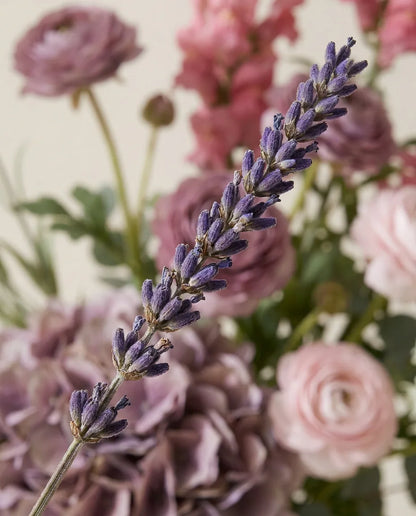 Gros plan sur la lavande artificielle du bouquet Élégie Rose