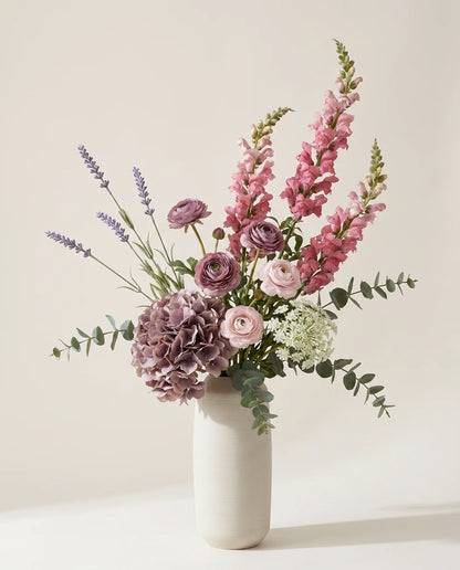 Bouquet artificiel d'hortensias, mufliers et renoncules rose et violet en gros plan