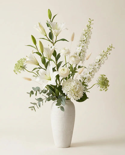Bouquet artificiel de lys, hortensias et renoncules blanc et vert en gros plan