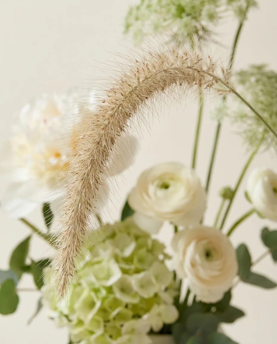 Gros plan sur les pennisetums artificiels du bouquet Jardin Blanc