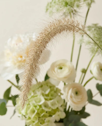 Gros plan sur les pennisetums artificiels du bouquet Jardin Blanc