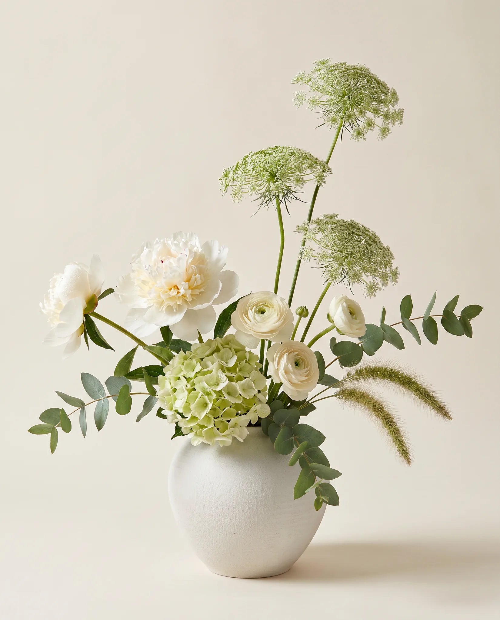 Bouquet artificiel de pivoines, hortensias et renoncules blanc et vert en gros plan